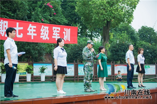 面上含笑、眼中有光、脚下生风&nbsp;泸州十八中初2022届新生军训开营(图2)