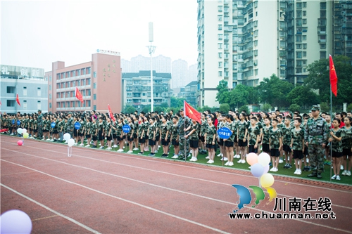 面上含笑、眼中有光、脚下生风&nbsp;泸州十八中初2022届新生军训开营(图3)