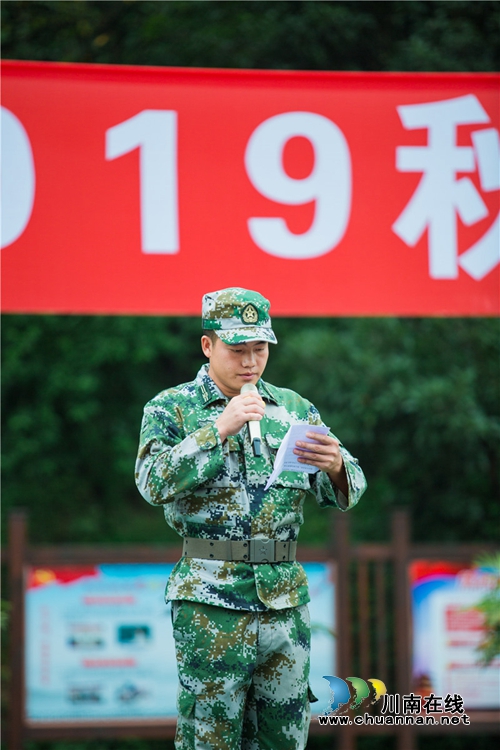 面上含笑、眼中有光、脚下生风&nbsp;泸州十八中初2022届新生军训开营(图4)