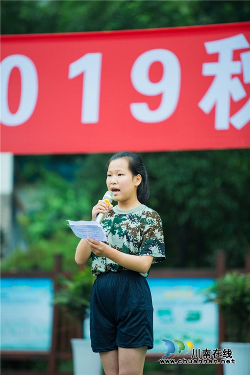 面上含笑、眼中有光、脚下生风&nbsp;泸州十八中初2022届新生军训开营(图5)