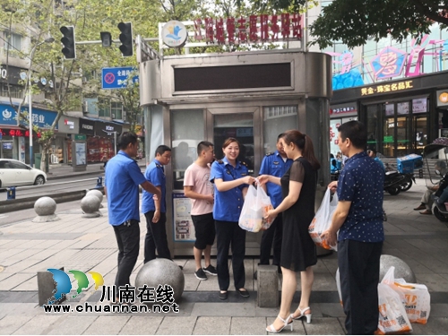 江阳区北城街道总工会开展“夏送清凉”情暖人心活动(图1)