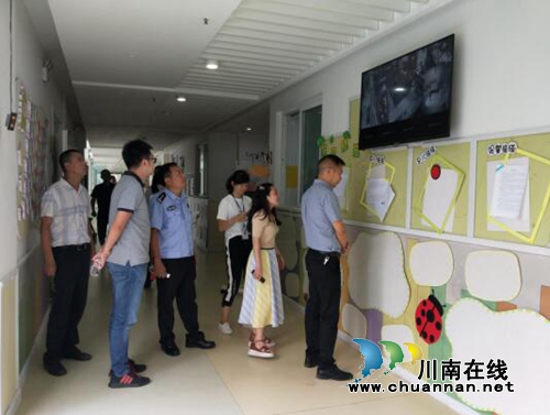 江阳区张坝街道党工委副书记唐忠焰到梓橦路渔子溪小学和中心幼儿园调研(图2)