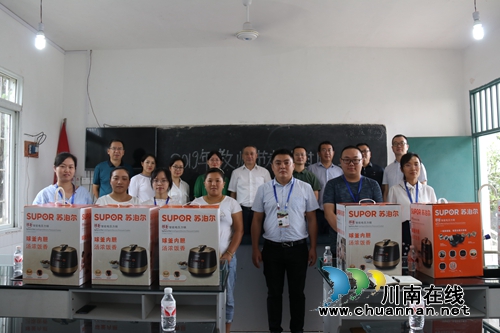 杜开卷率队到泸县百和镇开展教师节走访慰问活动(图2)