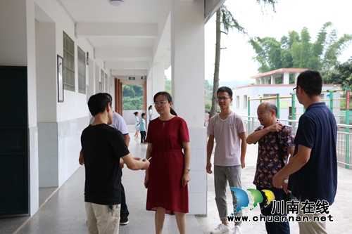 泸县潮河镇开展教师节走访慰问活动(图1)