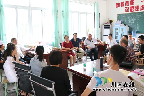 泸县潮河镇开展教师节走访慰问活动(图2)
