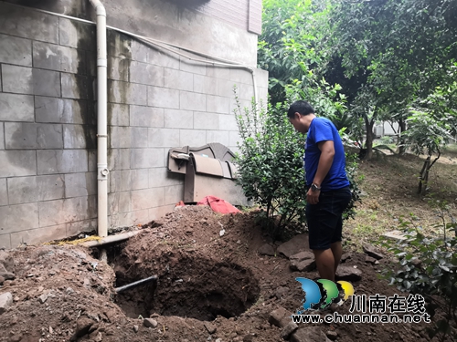 江阳区张坝街道彭湾社区开展雨污分流安全检查(图1)