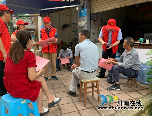 市、区两级包保部门到江阳区泰安社区开展巩固创文成果宣传活动(图1)