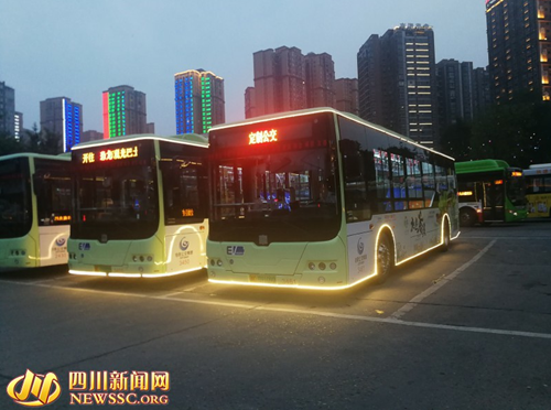 自贡开通灯光节观光巴士 感受灯城“慢时光”(图1) 自贡开通灯光节观光巴士 感受灯城“慢时光”(图1)