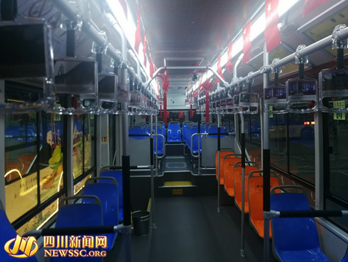 自贡开通灯光节观光巴士 感受灯城“慢时光”(图2) 自贡开通灯光节观光巴士 感受灯城“慢时光”(图2)