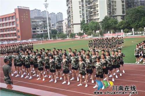 泸州十八中学校七、九年级举行军训闭营式(图3)