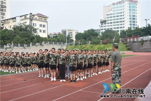 泸州十八中学校七、九年级举行军训闭营式(图4)