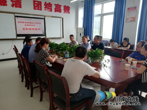 龙马潭区小市街道办领导慰问兆和学校教师(图2)