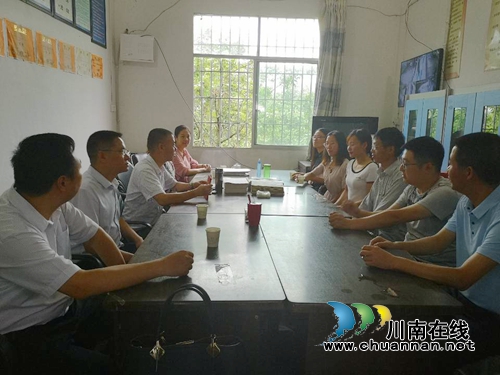 张胜春到泸县海潮镇开展教师节慰问活动(图1)