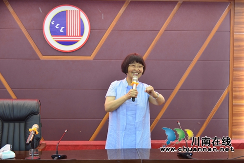 泸县建校邀请全国知名班主任李凤遐到校开展师德师风专题讲座(图2) 泸县建校邀请全国知名班主任李凤遐到校开展师德师风专题讲座(图2)