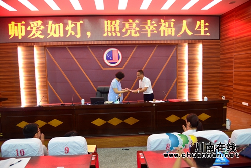 泸县建校邀请全国知名班主任李凤遐到校开展师德师风专题讲座(图5) 泸县建校邀请全国知名班主任李凤遐到校开展师德师风专题讲座(图5)