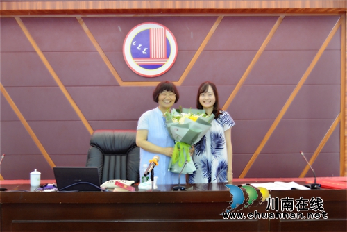 泸县建校邀请全国知名班主任李凤遐到校开展师德师风专题讲座(图6) 泸县建校邀请全国知名班主任李凤遐到校开展师德师风专题讲座(图6)