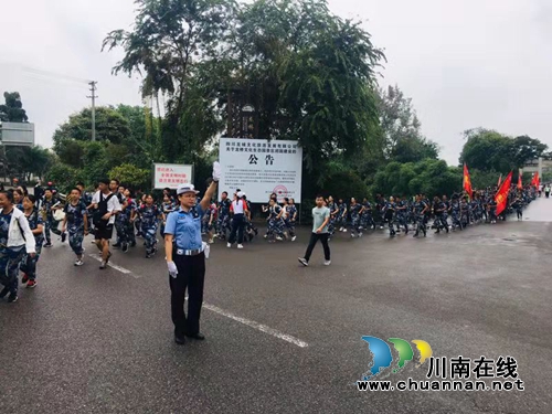 泸县交警冒雨完成学生远足拉练安保(图1)