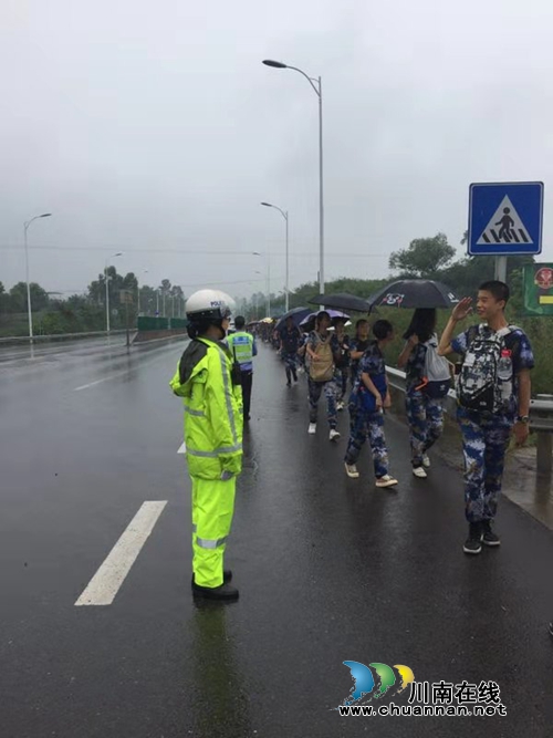 泸县交警冒雨完成学生远足拉练安保(图2)