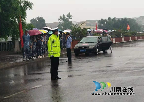 泸县交警冒雨完成学生远足拉练安保(图3)