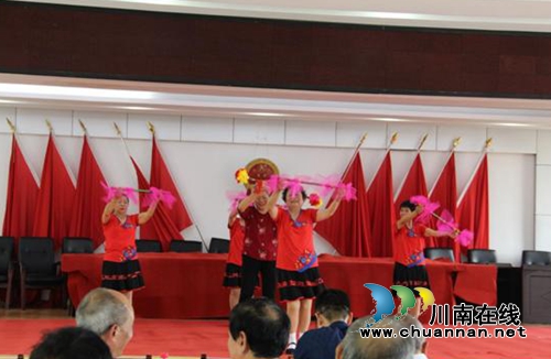 合江县福宝镇“五老”为山民献欢乐送文明(图2) 合江县福宝镇“五老”为山民献欢乐送文明(图2)