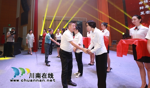 合江县举办庆祝新中国成立70周年暨第二届中国医师节表扬大会(图2) 合江县举办庆祝新中国成立70周年暨第二届中国医师节表扬大会(图2)