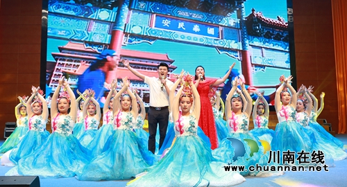 合江县举办庆祝新中国成立70周年暨第二届中国医师节表扬大会(图4) 合江县举办庆祝新中国成立70周年暨第二届中国医师节表扬大会(图4)