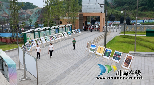 合江县举办庆祝新中国成立70周年暨第二届中国医师节表扬大会(图6) 合江县举办庆祝新中国成立70周年暨第二届中国医师节表扬大会(图6)