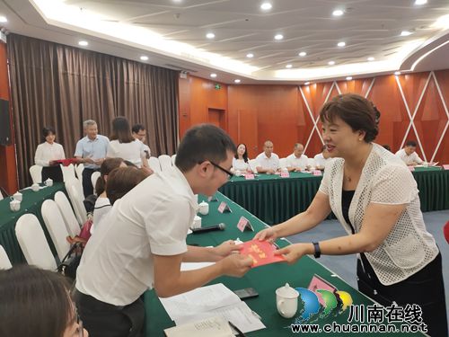 泸州市庆祝第35个教师节座谈会召开(图6)