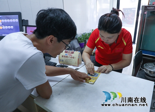 奥运冠军张梦雪亲临现场 见证体彩透明开奖(图3) 奥运冠军张梦雪亲临现场 见证体彩透明开奖(图3)