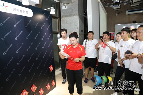 奥运冠军张梦雪亲临现场 见证体彩透明开奖(图6) 奥运冠军张梦雪亲临现场 见证体彩透明开奖(图6)