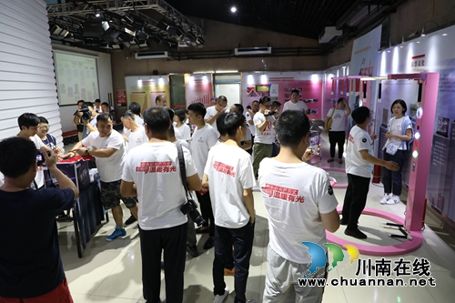 奥运冠军张梦雪亲临现场 见证体彩透明开奖(图7) 奥运冠军张梦雪亲临现场 见证体彩透明开奖(图7)