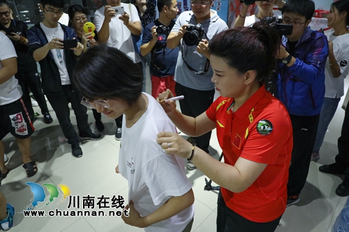 奥运冠军张梦雪亲临现场 见证体彩透明开奖(图8) 奥运冠军张梦雪亲临现场 见证体彩透明开奖(图8)