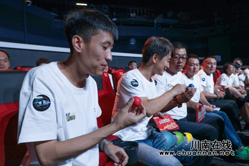 奥运冠军张梦雪亲临现场 见证体彩透明开奖(图12) 奥运冠军张梦雪亲临现场 见证体彩透明开奖(图12)