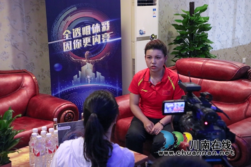 奥运冠军张梦雪亲临现场 见证体彩透明开奖(图13) 奥运冠军张梦雪亲临现场 见证体彩透明开奖(图13)