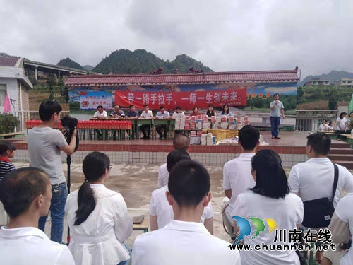 四叶草扶贫爱心基金10万元精准扶贫泸州村小(图1)