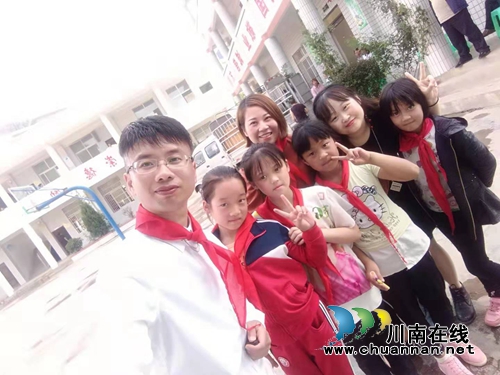 四叶草扶贫爱心基金10万元精准扶贫泸州村小(图2)