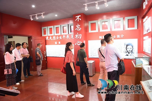 叙永县人大常委会到叙永一中开展《艾滋病防治条例》执法检查(图1)