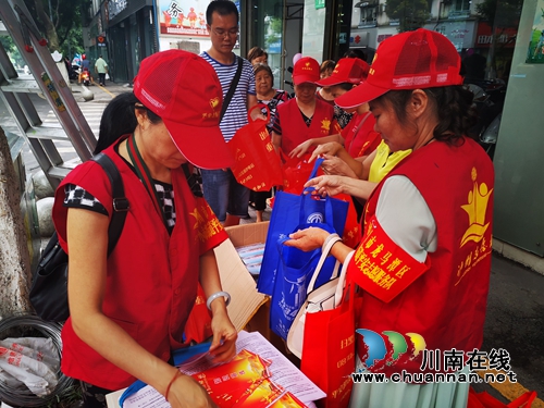 龙马潭区小市街道回龙湾社区开展巩固创文成果、党风廉政建设社会评价集中宣传(图1)