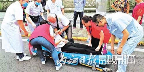 内江：七旬老太街头发病&nbsp;“格格”救助暖人心(图1)