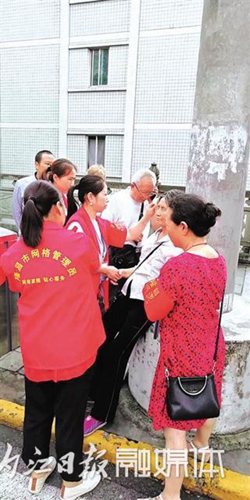 内江：七旬老太街头发病&nbsp;“格格”救助暖人心(图2)