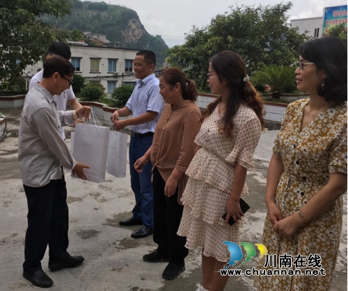 江阳区北城街道金甲虫党总支为老师们送节日祝福(图1)