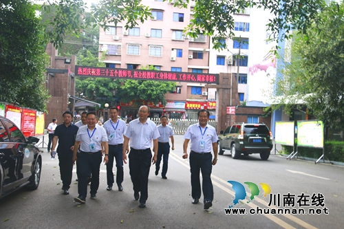 合江县委书记张季頫率队慰问合江中学教师(图4)