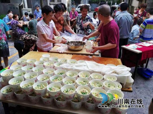 江阳区上平社区凤四小区开展”品月饼庆中秋节”活动(图1)