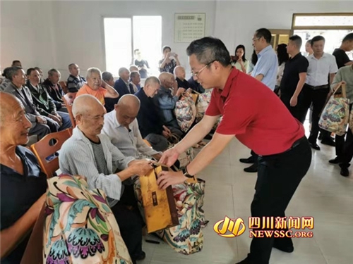 暖心!自贡300余群众收到“爱心月饼”(图1) 暖心!自贡300余群众收到“爱心月饼”(图1)