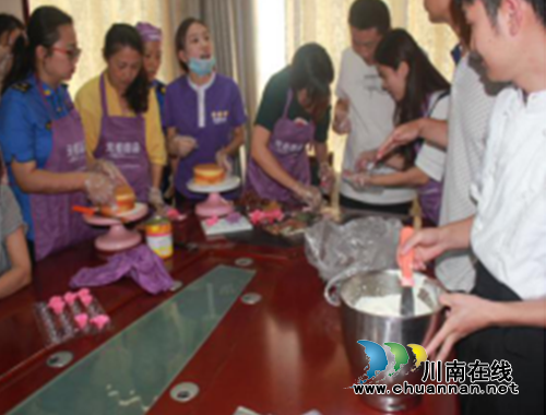 龙马潭区综合行政执法局：中秋巧手做糕点&nbsp;丰富职工精神文化生活(图2)