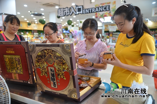 烘焙坊定制、DIY自制……泸县人这样准备月饼(图1)