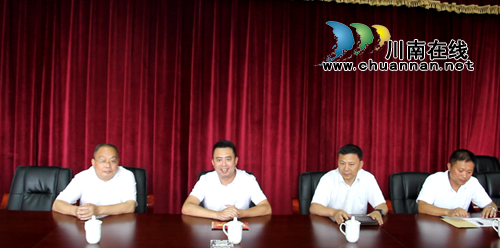 张毅一行到四川三河职学院祝贺教师节慰问教师(图1)