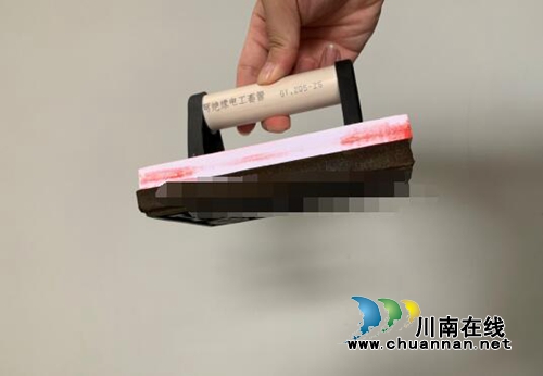 龙马潭：男子乱贴“小广告”&nbsp;刚出手被抓现行(图2)