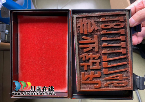 一男子乱贴小广告，刚出手即龙马执法抓现行(图1)