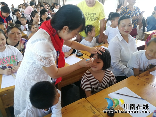 叙永县东大街小学：新生开笔写“人”字！(图3)